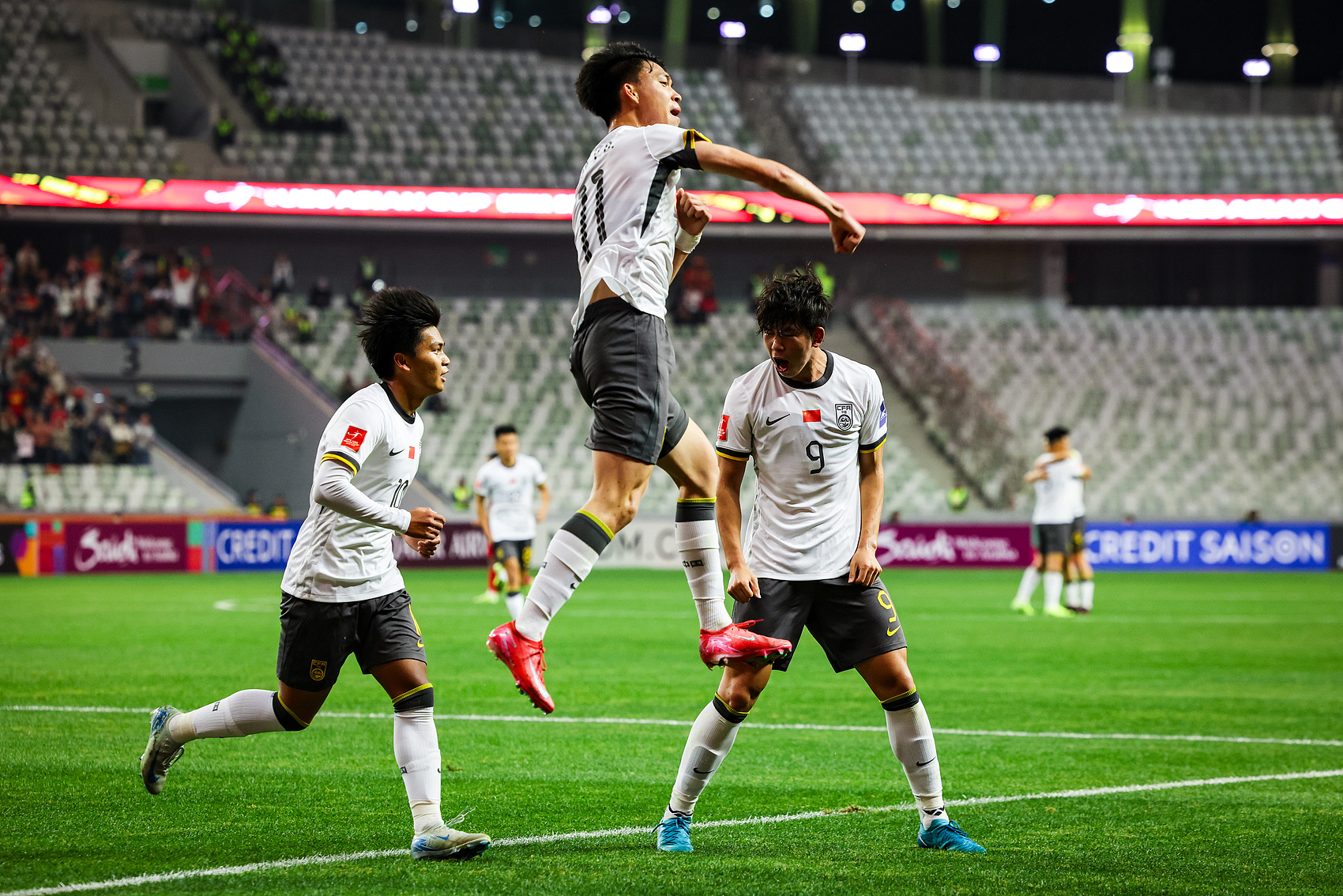  全面壓制！國青半場控球率高達7成，射門比9-3，造對方3張黃牌