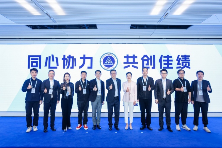 足球報(bào)：10家企業(yè)捧場新賽季出征儀式，深圳新鵬城進(jìn)一步做強(qiáng)做優(yōu)