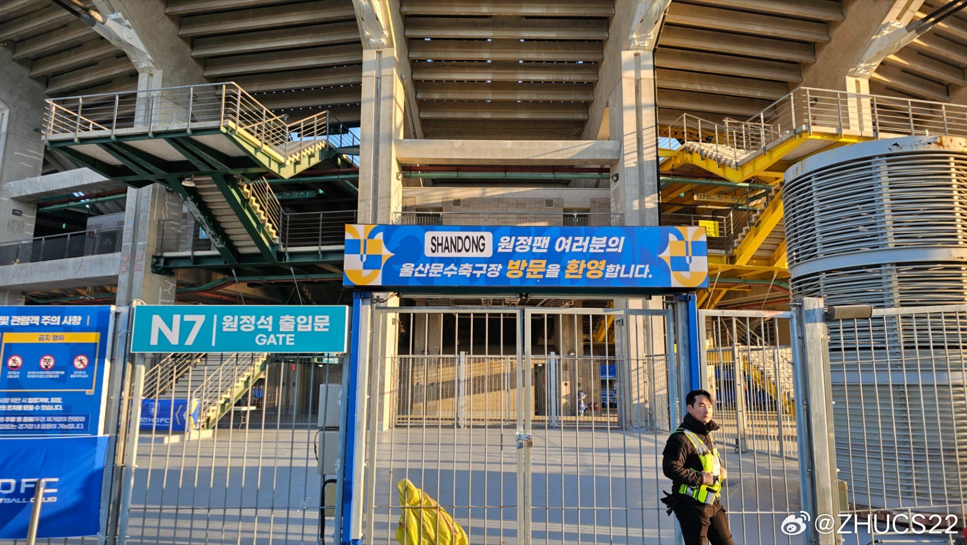  博主：蔚山現(xiàn)場(chǎng)工作人員、轉(zhuǎn)播車、安保在準(zhǔn)備撤場(chǎng)，場(chǎng)外一片安靜