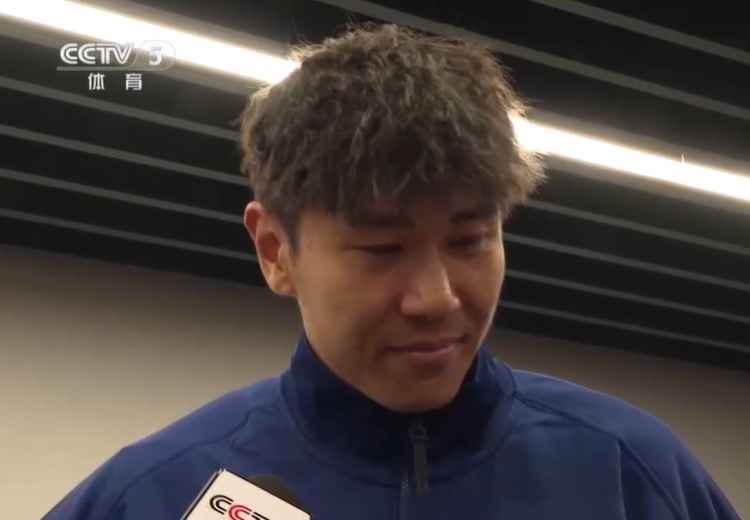  鐵漢柔情！三鎮(zhèn)球員劉奕鳴探望患病小球迷時(shí)哽咽