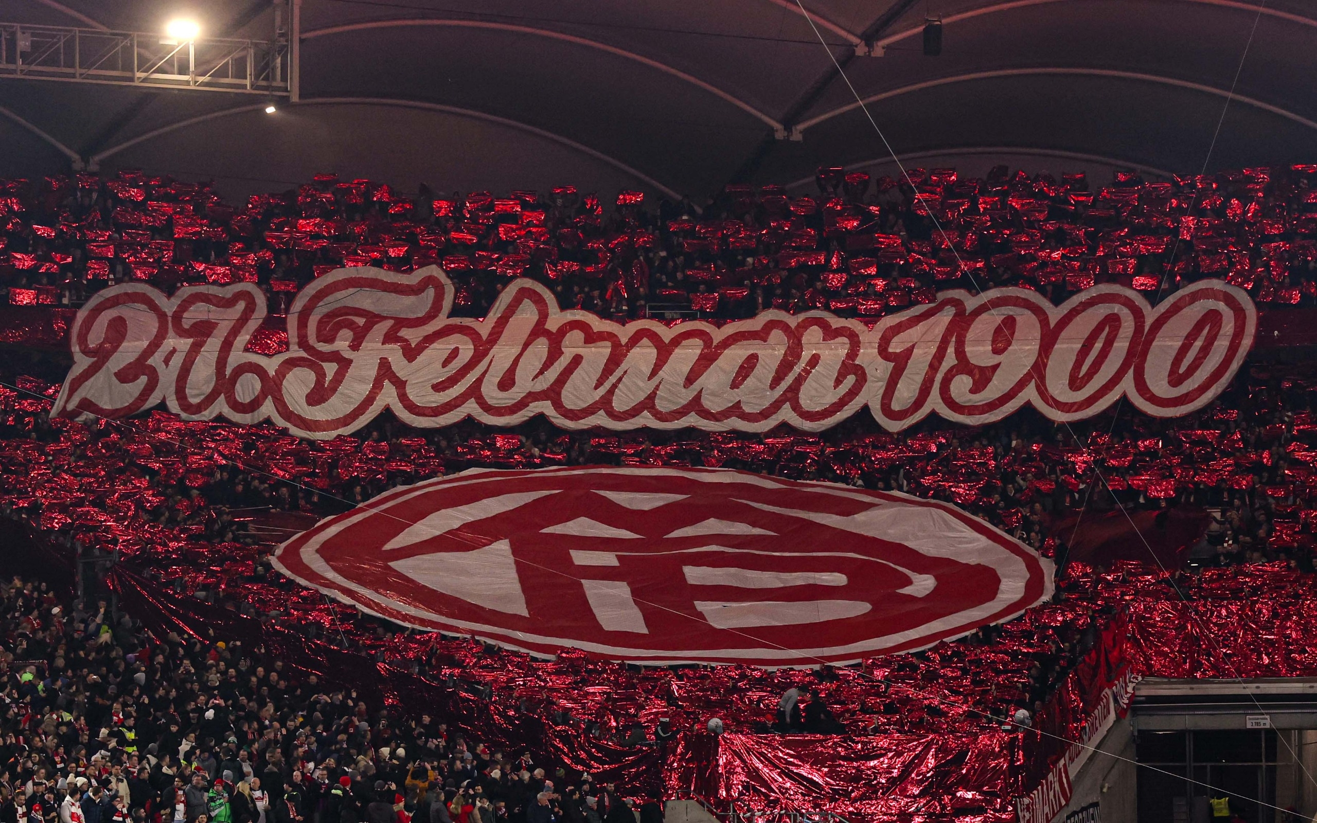  拜仁球迷在看臺(tái)展示TIFO，慶祝俱樂部成立125周年
