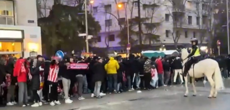  馬競球迷進(jìn)入伯納烏時向人群投擲雜物，導(dǎo)致安保對其進(jìn)行脫鞋檢查
