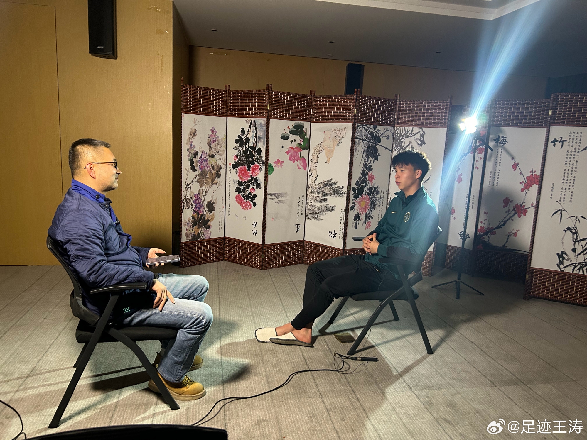  記者：王鈺棟視韋世豪為偶像&想加他微信，現(xiàn)進(jìn)了國(guó)足不知加到?jīng)]