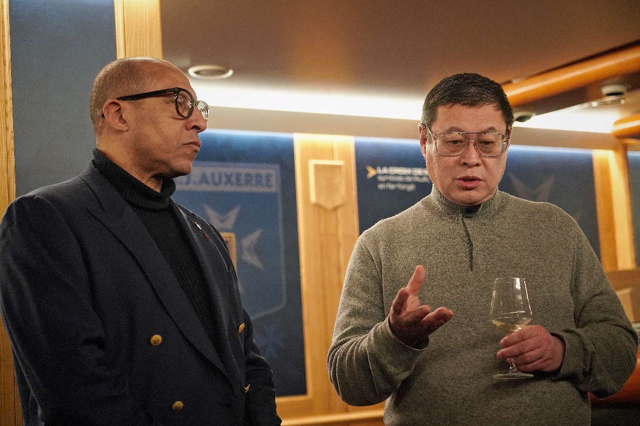  法國足協(xié)主席迪亞洛做客歐塞爾，并與董事會(huì)主席周云杰會(huì)晤