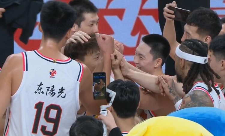  淚目！賽后廣東隊(duì)將趙睿圍在中間碰拳
