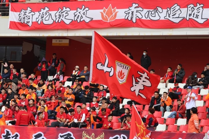 主場(chǎng)上萬名球迷的吶喊助威，給山東體彩女足征戰(zhàn)女超增添了能量與動(dòng)力