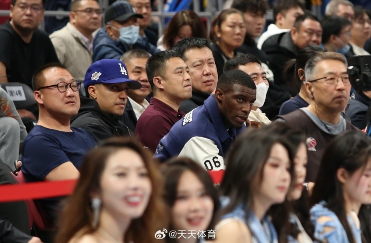  真籃球迷！國安外援法比奧攜玉昆外援科斯塔來到五棵松觀戰(zhàn)CBA