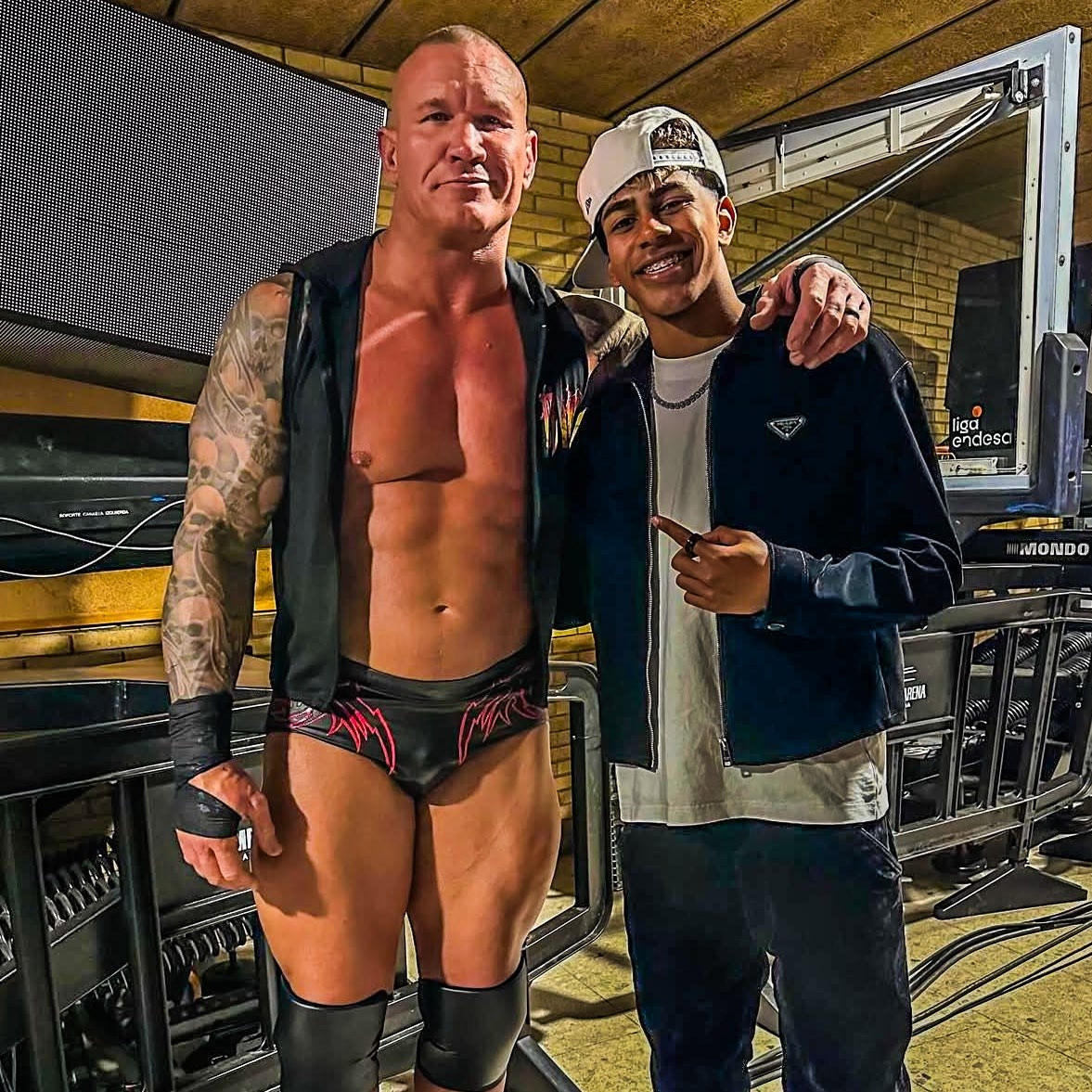  小心RKO！亞馬爾現(xiàn)場觀戰(zhàn)WWE，和奧爾頓、Triple H等合影