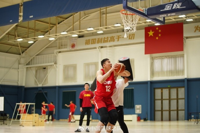  中國籃球之隊官博：大塊頭 大能量 祝李炎哲25歲生日快樂！
