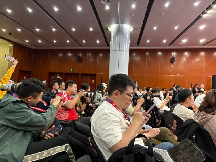  萬眾矚目！記者擠滿國足賽前新聞發(fā)布廳，賽場記者預(yù)計超300人