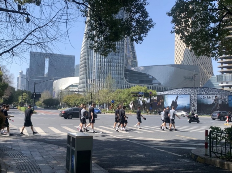  心態(tài)放松，有網(wǎng)友拍到澳大利亞隊(duì)早上在萬象城citywalk