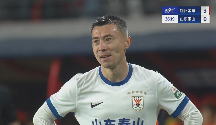  34分鐘0-3落后！36歲鄭錚苦笑36歲大雷沮喪 替補席黃政宇神態(tài)輕松