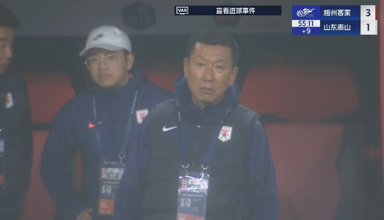  半場1-3落后遞補(bǔ)隊(duì)！場邊的崔康熙表情焦急