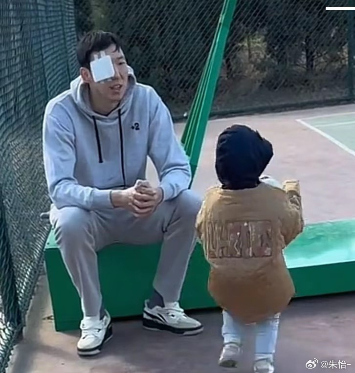  顧家好男人！記者曬出周琦手術(shù)后回歸家庭帶娃照片