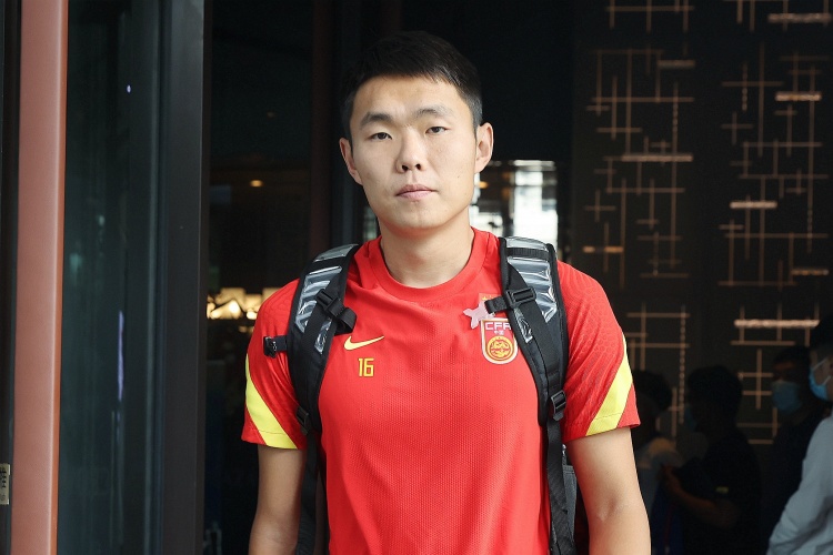  媒體人：國足征召5名邊后衛(wèi)真的有必要嗎？中場堆積眾多8號位