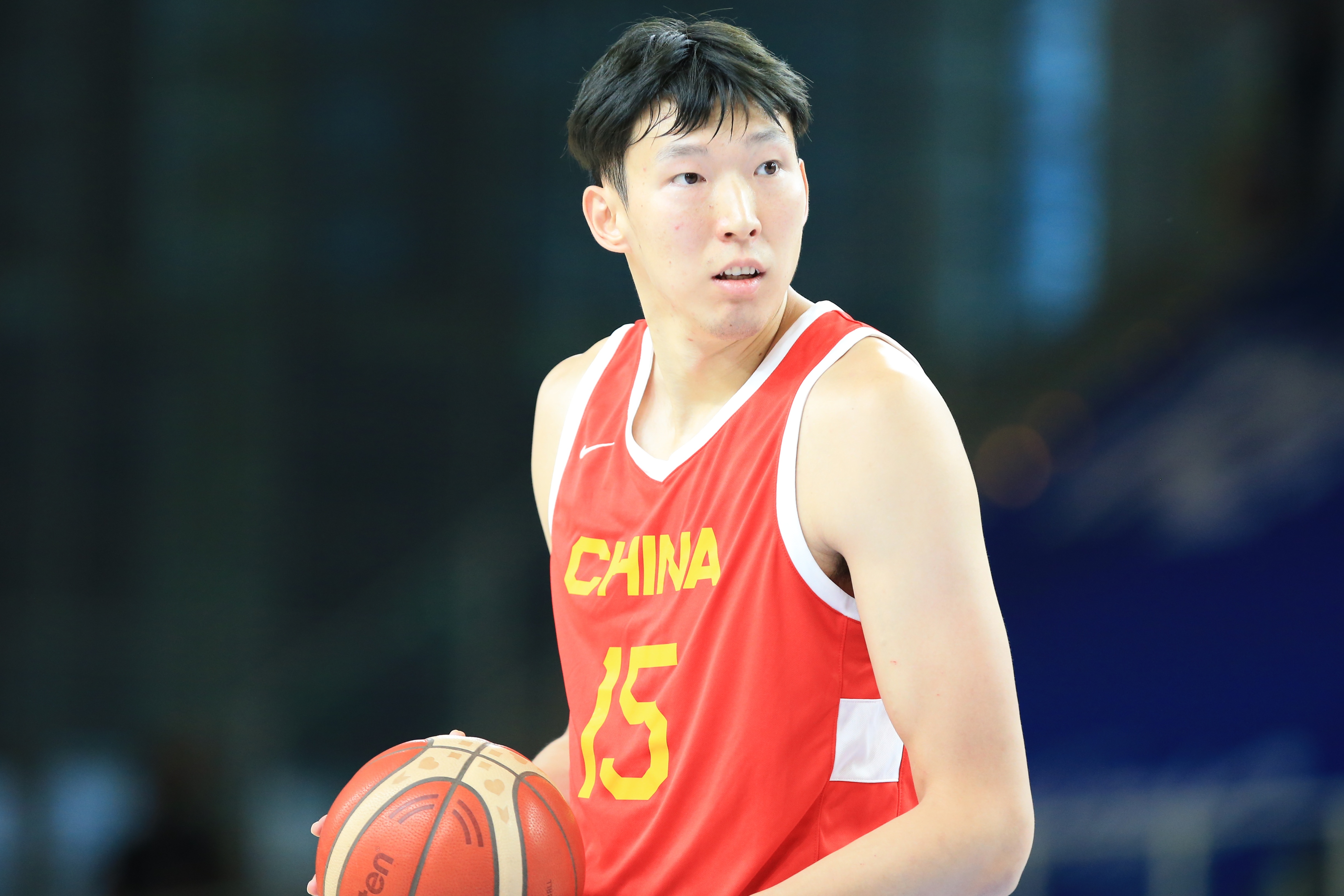  打得不錯(cuò)！周琦攻防建樹(shù) 半場(chǎng)4投2中得到5分3板1斷1帽0失誤