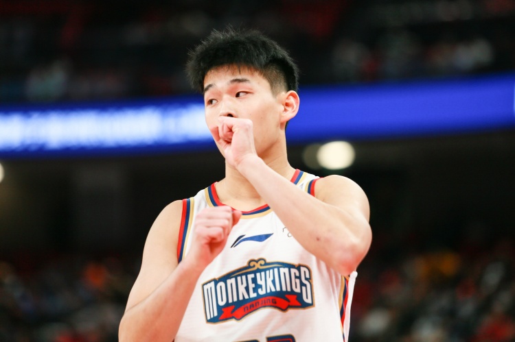  效率太低！林葳25中8&三分10中1拿到19分1板3助2斷 4失誤
