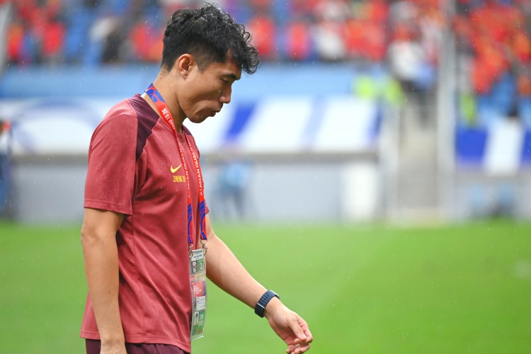  滬媒：單后腰讓國足防守承受更大壓力，若鄭智沒退役或能勝任