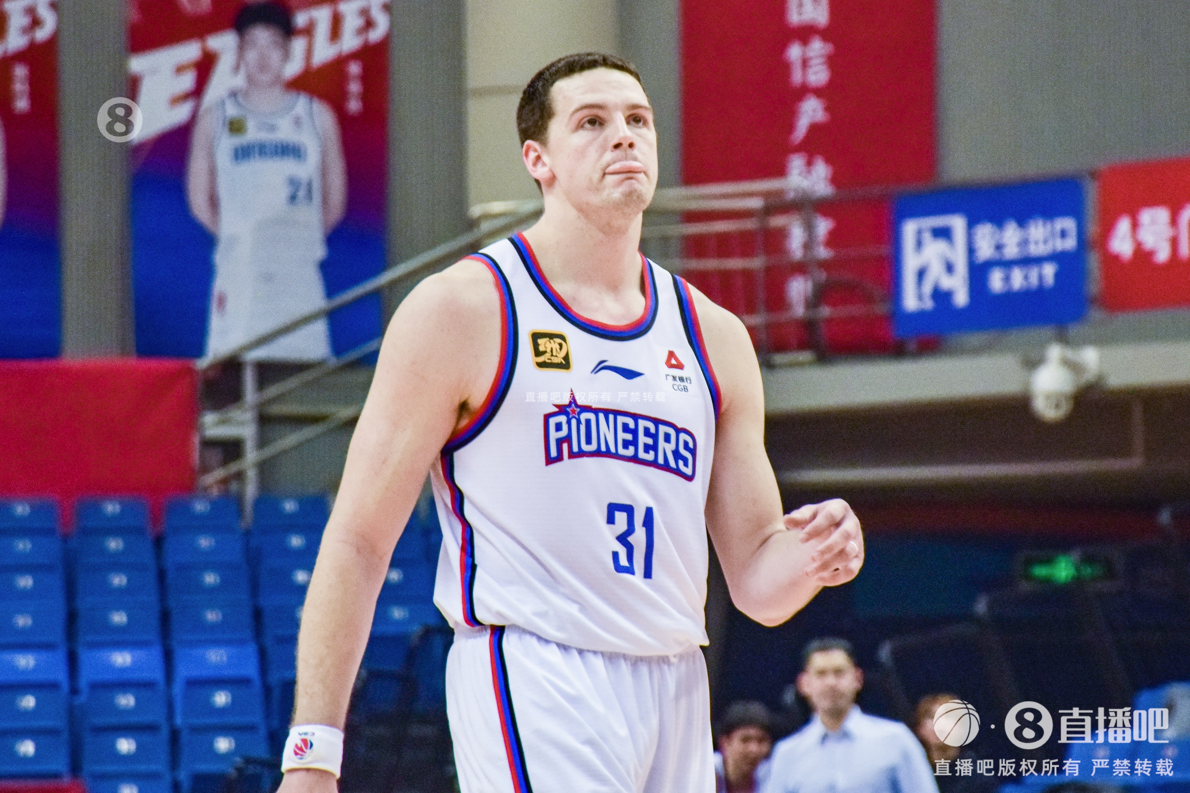  外線開火！大衛(wèi)-詹姆斯半場12中8砍23分5板 三分8中6