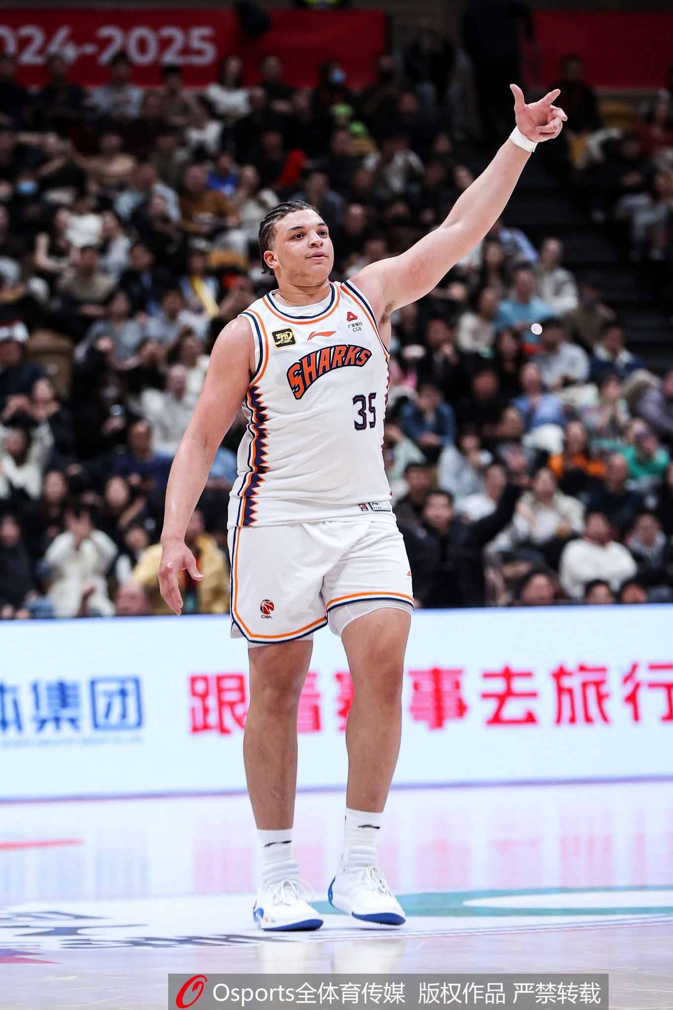  小坦克！洛夫頓上半場9中6砍18分12板3助 4次犯規(guī)是隱患